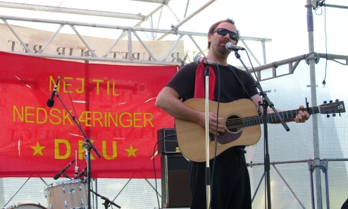 David Rovics på scenen på Den røde Plads 2009