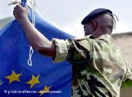 Fransk soldat med EU-flag i Tchad