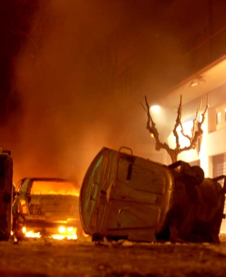 Biler i brand i Athen 6. december