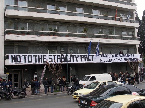 Aktivister anbringer et kæmpebanner med Nej til stabilitetspakten på EU's kontor i Athen under den første generalstrejke 24. februar 2010 