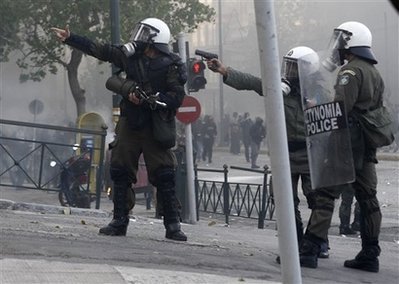 Skydende politi sat ind mod demonstranter