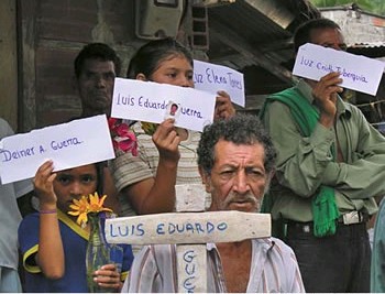 Columbianske landsbyboere viser navnene på otte dræbte ved en massakre indbefattet den lokal leder Eduardo Guerra (2007) 