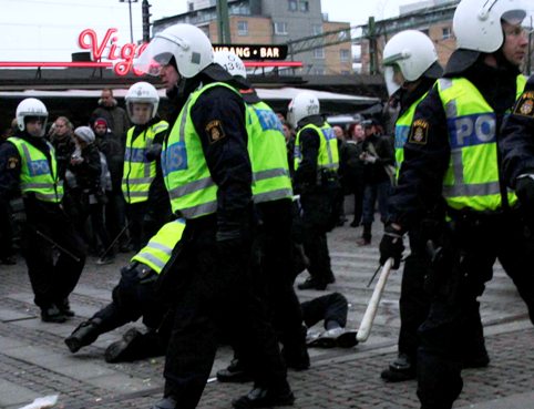 Lund 30. november 2008: Politi skærmer nazi Foto: Yelah