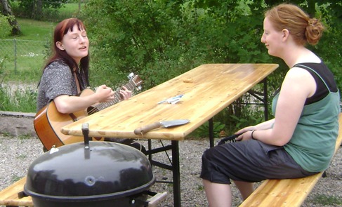 Der laves nye revolutionære sange - Marie og Eva på DKU-lejr 2008