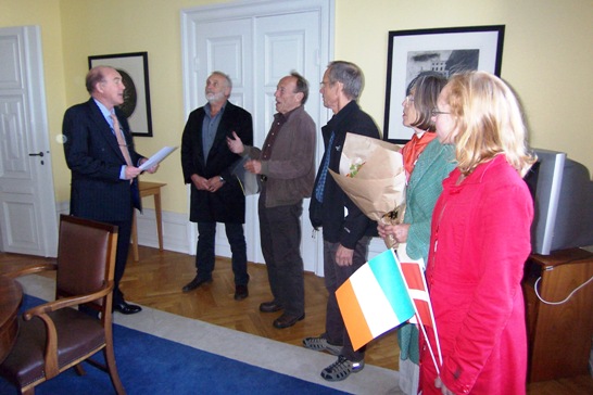 Fra venstre: Ambassdør Joe Hayes med brevet og delegationen med Niels Hausgaard, Ole Krarup, Finn Sørensen, Ida Grubb og Johanne Langdal Kristiansen.