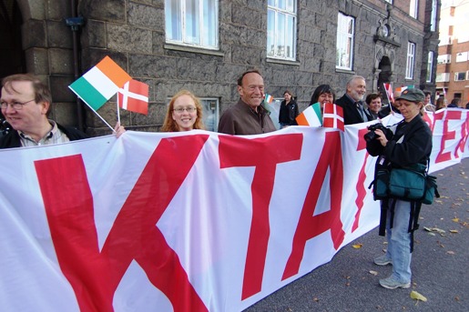 Ole Krarup, Niels Hausgaard med flere bag banner foran irsk ambassade.