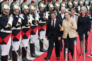 EU-parade med Merkel og Sarkozy