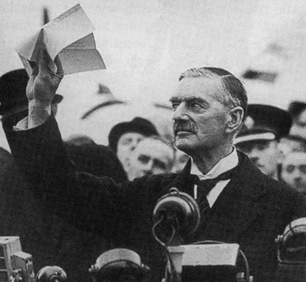 Den engelske premierministger vifter med den berygtede München-aftale PEACE IN OUR TIME Dette forræderi var en garanti for krig