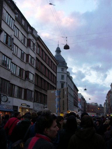 Demonstrationen 1. marts 2007 på vej op af Nørrebrogade omringet af politi - også fra luften