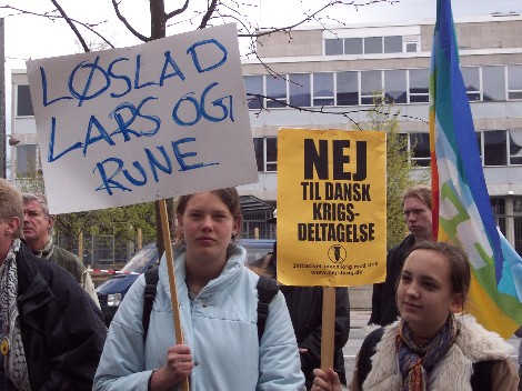 Protest ved den amerikanske ambassade 10. maj 2003