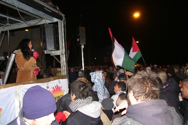 Annisette synger foran den israelske ambassade 4. januar 2009