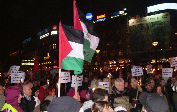10.000 demonstrerede i protest mod Israels masskre på Gaza på Rådhuspladsen i København og derpå foran Christiansborg 13. januar 2009