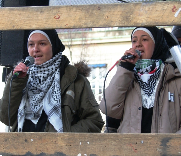 Palæstinensere synger ved den amerikanske ambassade Lad Gaza Leve 27. januar 2009
