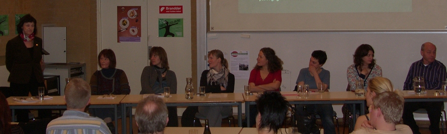 Panelet Karen Sjørup (tv) taler