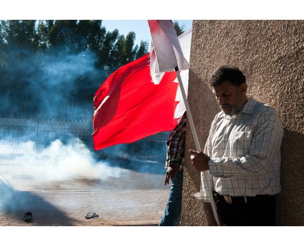 Demonstrant i Bahrain søger ly for sikkerhedspolitiets tåregas