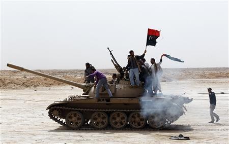 Libyske oprører med tank ved oliebyen Brega