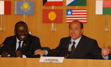 FAOs generalsekretær og Italiens premierminister Silvio Berlusconi hygger sig på fødevaretopmødet i Rom 3. juni 2008