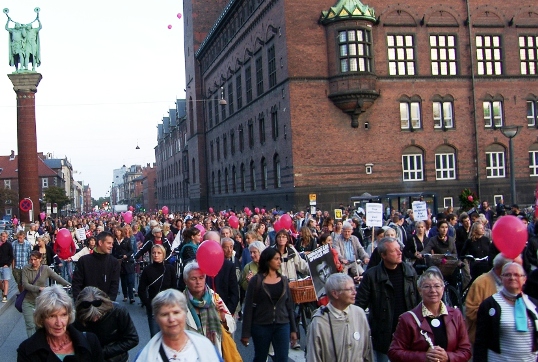 Demonstrationen gik fra integrationsministeriet forbi Christiansborg og som her Rådhuspladsen for at slutte ved Brorsonskirken på Nørrebro Den var over en kilometer lang