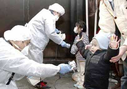 Japanske børn tjekkes for radioaktivitet efter Fukushima