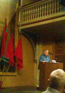 Frede Klitgård taler ved mindemødet for Leif Larsen