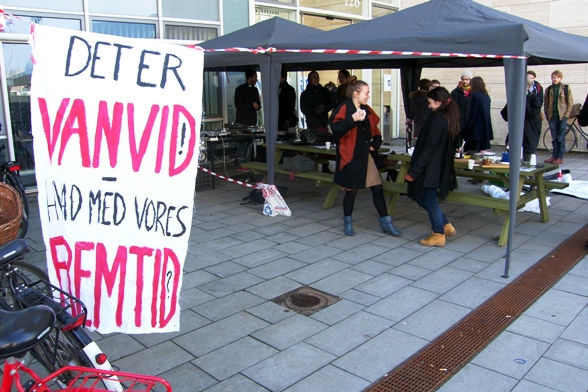 Danskstuderende blokerer 15. marts 2011