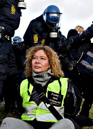 Jeanette Perlt omgivet af politi under Luk Lejren-demonstrationen Foto: Modkraft