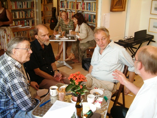 B.C. Andersen (th) med fra venstre modstandsmanden Frede Klitgård,digteren Erik Stinus og Kommunistisk Politiks redaktør Klaus Riis