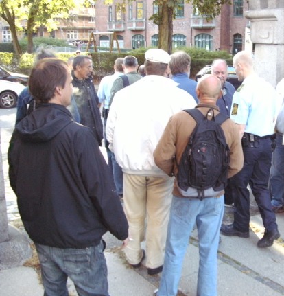 21. september 2009: For syvende gang bryder dansk politi blokaden mod byggeriet i Trekroner-gade og eskorterer underbetalte polakker igennem