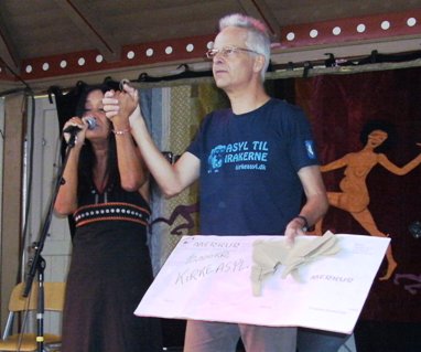 Annisette overrækker fredspris på 10.000 kr til Martin Spang-Thomsen fra Kirkeasyl