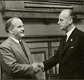 Den sovjetiske udenrigsminister Molotov og den nazistiske Ribbentrop ved underskrivelsen af Ikke-angrebspagten mellem Tyskland og Sovjetunioen 23. august 1939