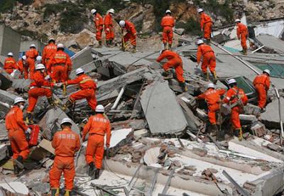 Redningsarbejdere søger efter overlevende Kina maj 2008
