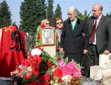 Nexhmije Hoxha og Enver Hoxhas børn ved hans grav i Tirana på 100-års-dagen