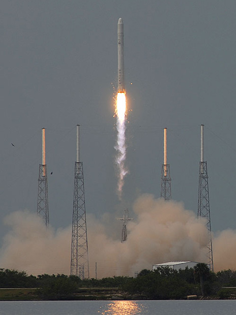 SpaceX-opsendelsen er sket fra et nyrenoveret afskydningsrampe i Cape Canaveral, Florida, ved siden af Kennedy Space Center. SpaceX-rampen er også kendt som Space Launch Complex 40 og blev frem til 2005 brugt af det amerikanske militærs Titan-raketprogram til tophemmelige satellitter. Falcon 9 er en enkel totrinsraket med pneumatisk adskillelse. Den blev afprøvet 8. december 2010, hvor en bane i ca. 300 km højde blev nået. Herefter blev rumkapslen frigivet og tog en tur rundt om jorden.