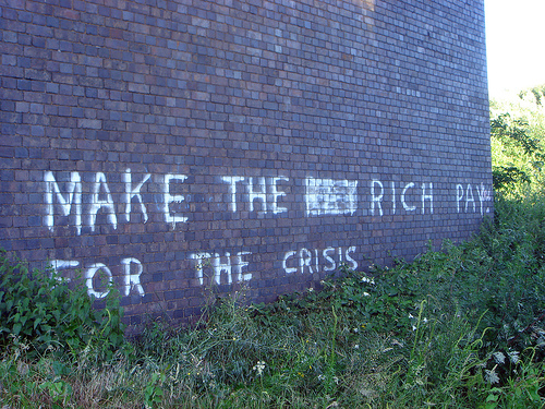 Det samme krav overalt: Lad de rige betale for deres krise!