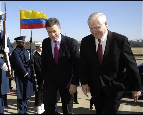 To krigsministre: Juan Manuel Santod, Colombia, og Robert Gates, USA