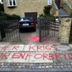 “Her bor en krigsforbryder”