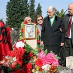 Albanere hylder Enver Hoxha på 100-års-dagen