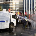 Vandkanoner_mod_demonstranter_dec_2013_anti_erdogandemo.jpg