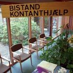 Bistand halveret