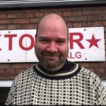 “Rettidig ømhed” – Digter Tomas Dalgaard gæster Oktober Radio