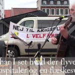 Aktionsdag mod kampfly: Gudmund Auring synger “Hov, der var en der faldt ned”