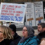 Danskerne begynder at handle – se skriften på væggen inde på borgen!!