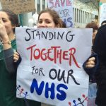 Store protester i UK mod May-regeringens planer om privatisering af sundhedsvæsenet
