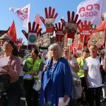 Når der skæres i velfærdsstaten, får kvinderne trippelarbejde: lønjob, husholdning og pasning af de ældre – Af Linda Bruun Villadsen