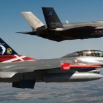 Rapport fra Tøjhusmuséets udstilling af F-35 LIGHTNING II (attrap) og en gammel F-16 i kampdygtig tilstand.