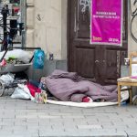 Hjemløshed og øget fattigdom med den ny kontanthjælpsreform: “Vi må se hvad der sker”