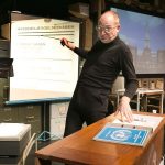 Vittigt, Varieret, Vægtigt, Vidende, Vigtigt Vidnesbyrd, Værd at opleve – Peter Larsen i “Mens vi venter på Irakkommissionen”