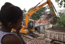 Fra blikskure til stenbro til beton: Baggårdsboliger og forstadsslum er aldrig i ly for bulldozere