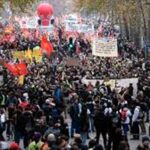 Generalstrejker i Frankrig i protest mod pensionsnedskæringer – Hos os forsøger regeringen at holde pensionen ude af OK-kampen