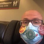 En småsvedende og småhostende togfører går igennem toget